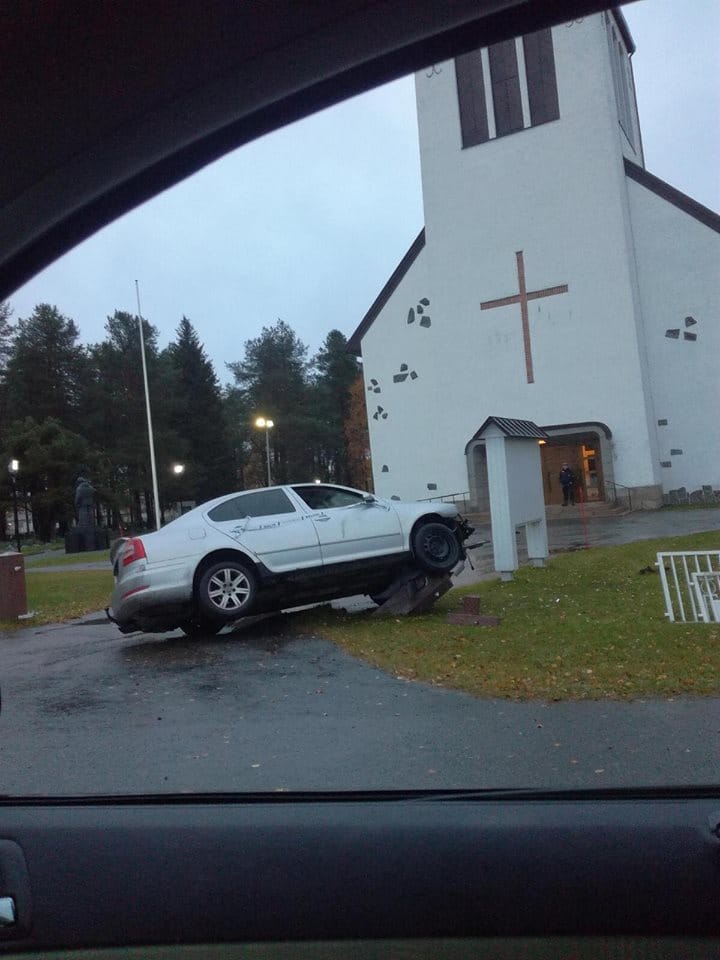 Auto oli vielä aamulla kiinni kirkon portissa. Lenkkeilijä otti kuvan ”hienosta monumentista”.