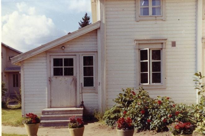 Kukkaruukut somistivat Alajärven vanhan kunnantalon edustaa 1960-luvulla. Kuvassa avoinna on nuorena edesmenneen sosiaalisihteeri Liisi Heinilän työhuoneen ikkuna.