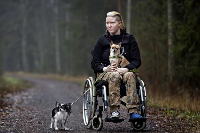 CRPS-kipuoireyhtymää sairastava Irene Mäkiranta, 26, lenkkeili jo rollaattorin avulla, kunnes joutui uudelleen pyörätuoliin pari viikkoa sitten kipujen pahennuttua. Pahin kipualue on vasemmassa jalkaterässä. Siinä koiran tassun hento kosketuskin tuntuu vasaraniskulta. KUVAT: KARI LÖFHJELM
