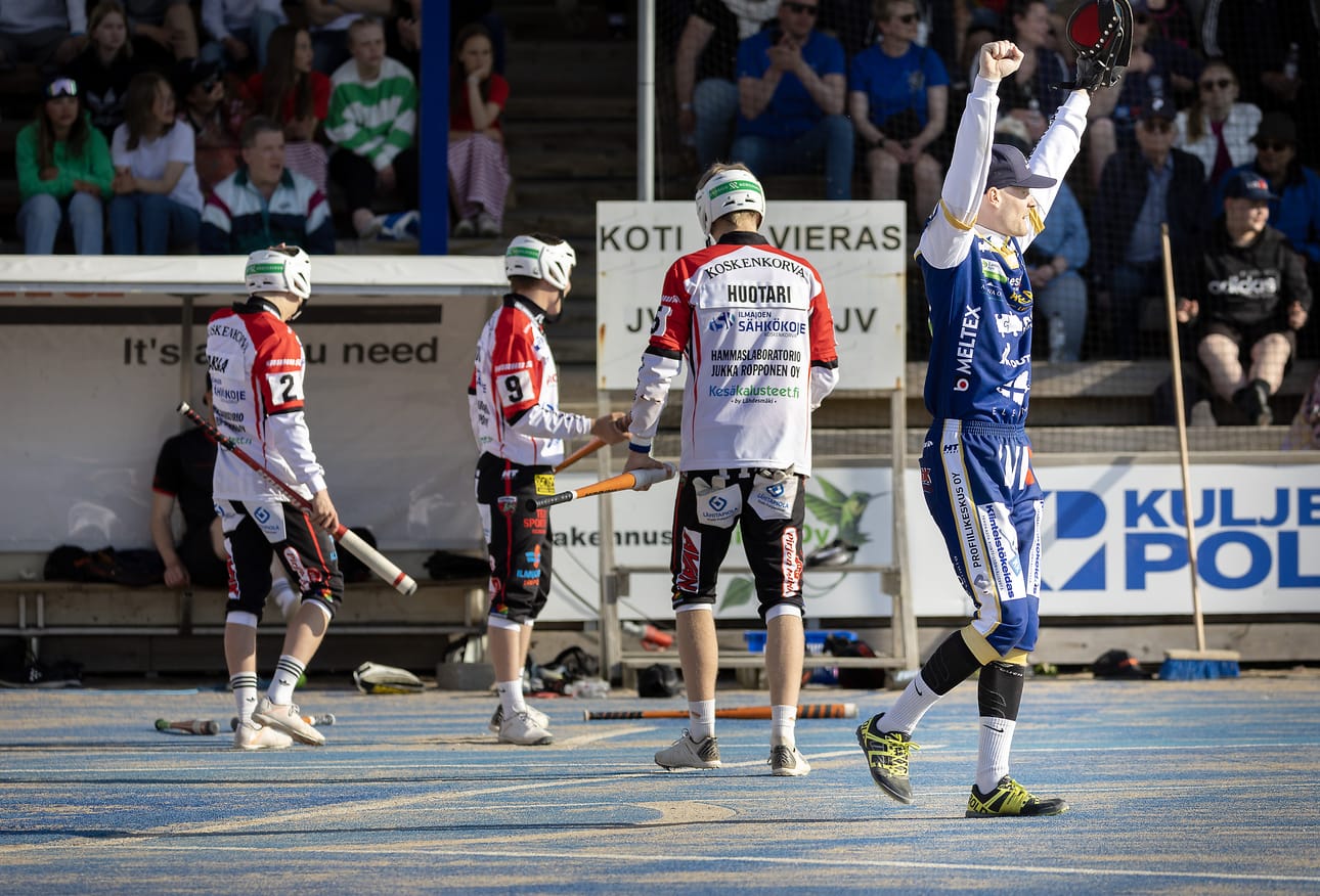 Lautasen ääreen palannut lukkari Jani Lassila pääsi tuulettamaan onnistumisia kotivoitossa Koskenkorvan Urheilijoita vastaan.