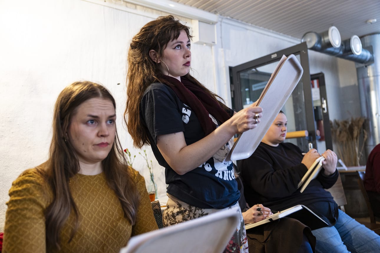 Maria Patrikainen (vas.), Peppi Hedman ja Pihla Hauru keskittyvät piirtämään olennaista.