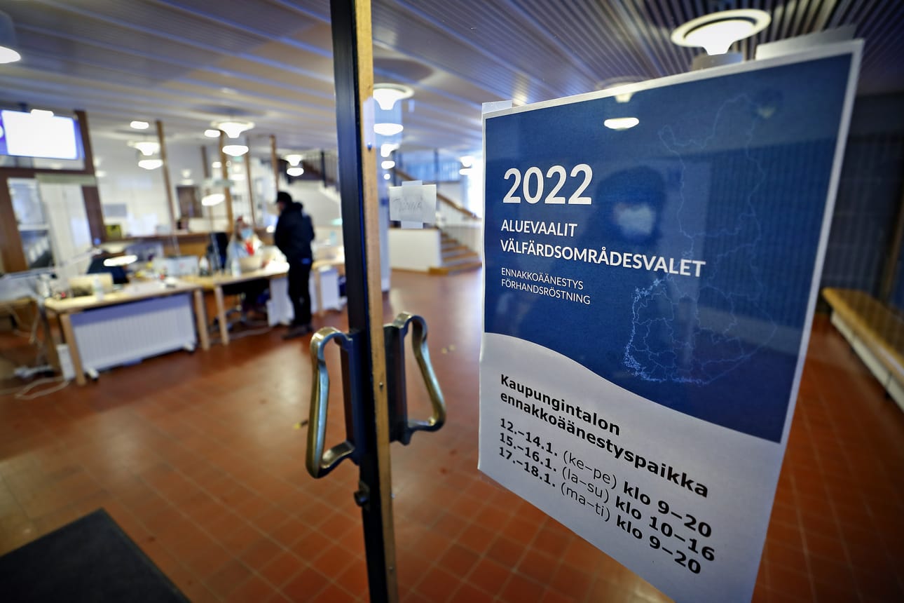 Kaupungintalon äänestyspaikalla ovi kävi heti tiuhaan.