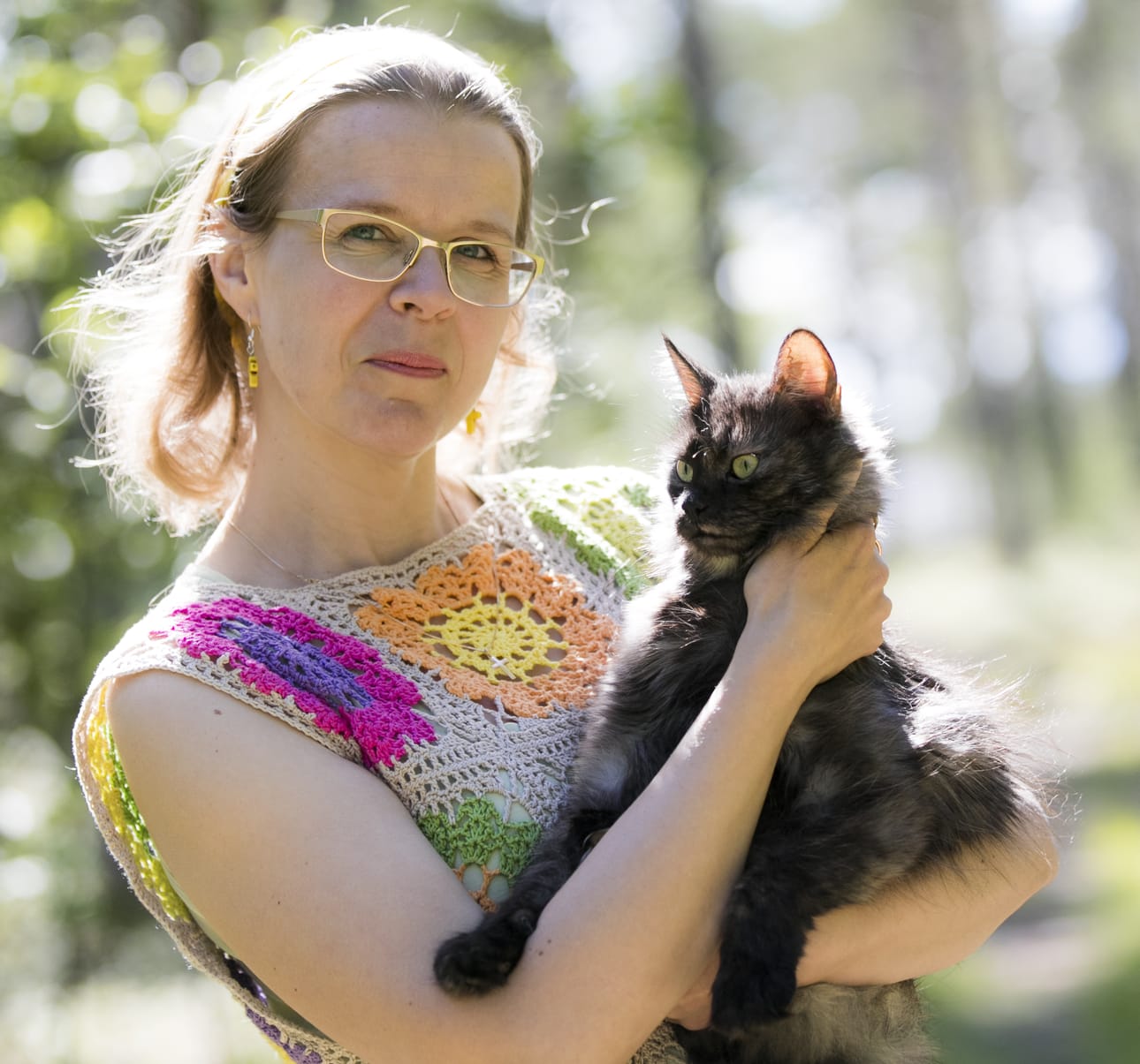 Pian kolme vuotta täyttävä tyttökissa Tupsu on Mari Liukkosen kumppanina niin kotona kuin kotiovelta avautuvassa luonnossa.
