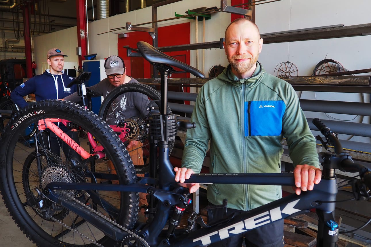 Lapin Urheiluopisto Santasportin opettaja Aleksi Nummelin (vas.), Redun opettaja Jani Vaattovaara, ja Redun lehtori Kai Komulainen ja ovat mukana kehittämässä pyöräilyyn liittyvää koulutustarjontaa Lapissa.