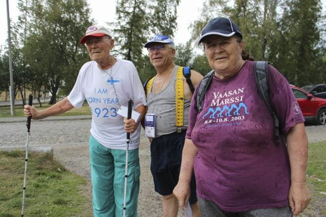 Yrjö Saraste, Timo Tikkanen ja Helka Jauhiainen kävivät suorittamassa kävelyreitin perjantaina. Kolmikko on saanut kävelytapahtumia kiertämällä paljon ystäviä ulkomaita myöten. KUVA: HENRI POHJALA
