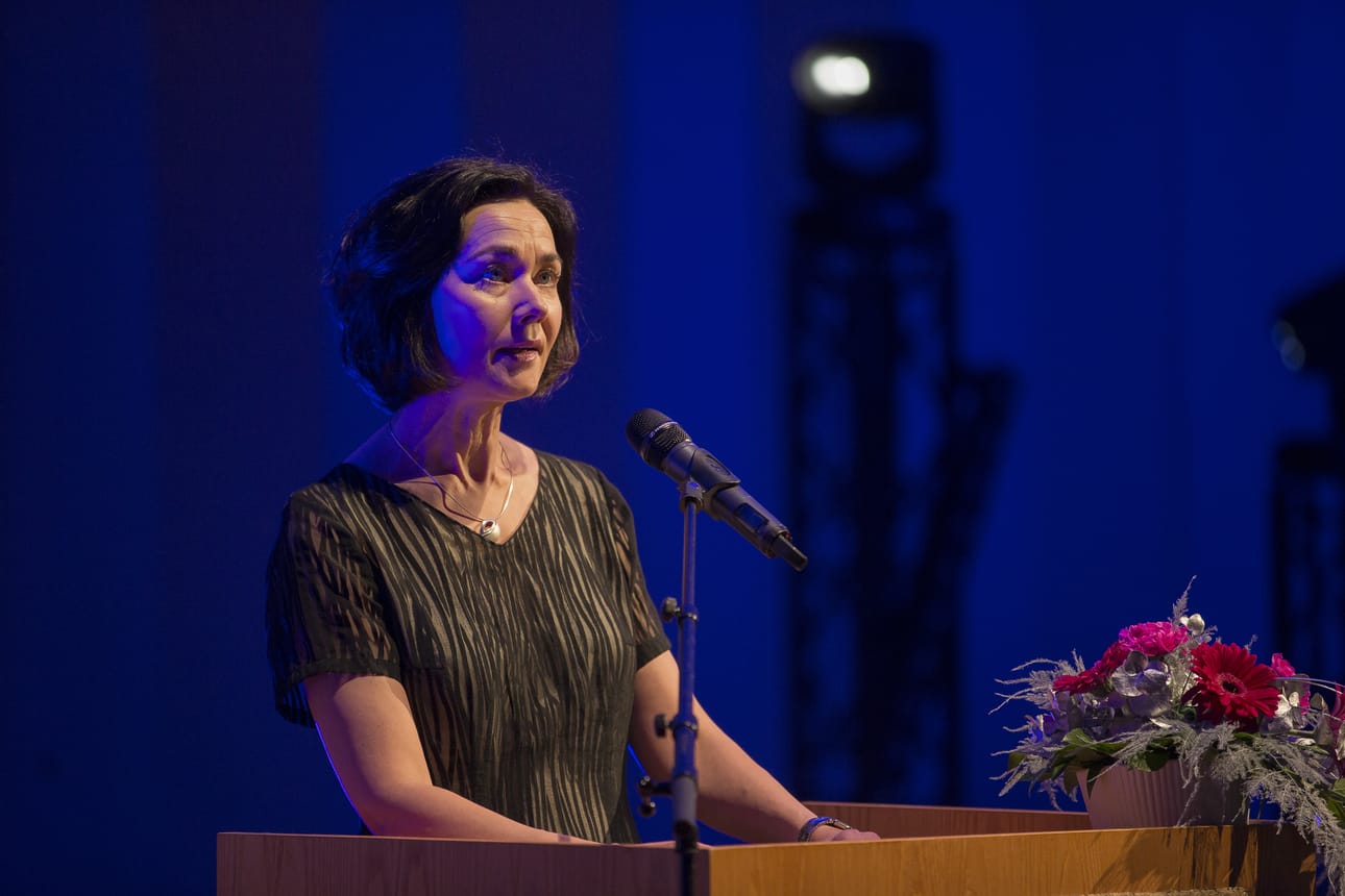 Raahen kaupunginvaltuuston puheenjohtaja Hanna-Leena Mattila käytti juhlassa Raahen kaupungin puheenvuoron.