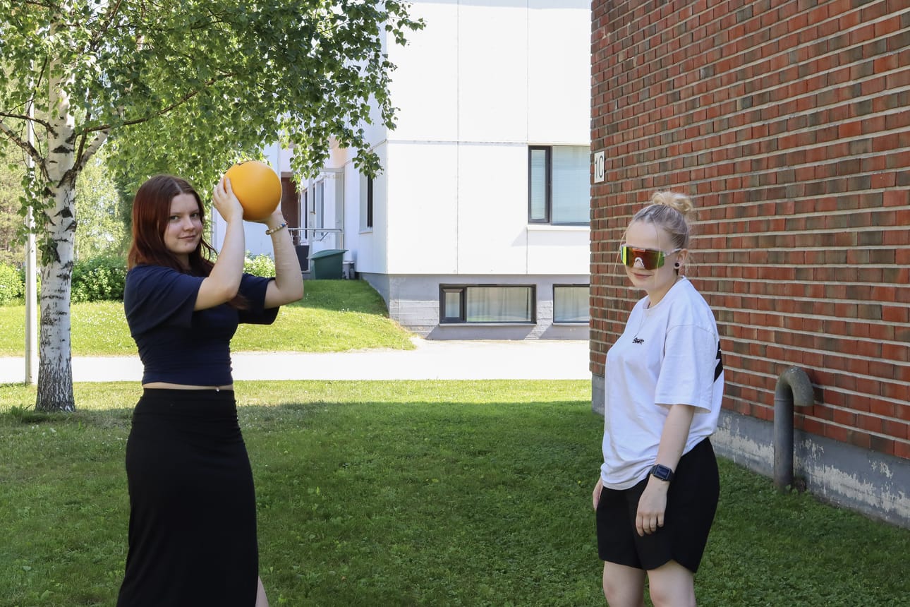 Isoset Enni Hokkanen (vas.), 17, ja Tiia Juntunen, 16, kertovat, että vaikka nuoret eivät ole suoraan sanoneet, miksi he ovat valinneet ennemmin päivätoteutuksen, selkeitä syitä on kuitenkin olemassa.
