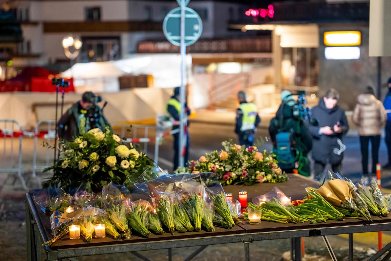 Crans-Montanan hiihtokeskuksen lähettyville on tuotu kynttilöitä ja kukkia onnettomuuden uhrien muistolle.
