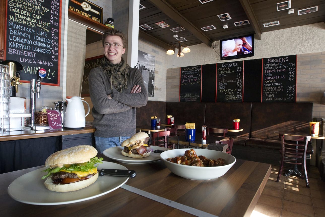 Kauppuri 5:n baarinpitäjä Aki Mursu lupaa, että Teurastajia saa jatkossakin burgeripaikasta.
