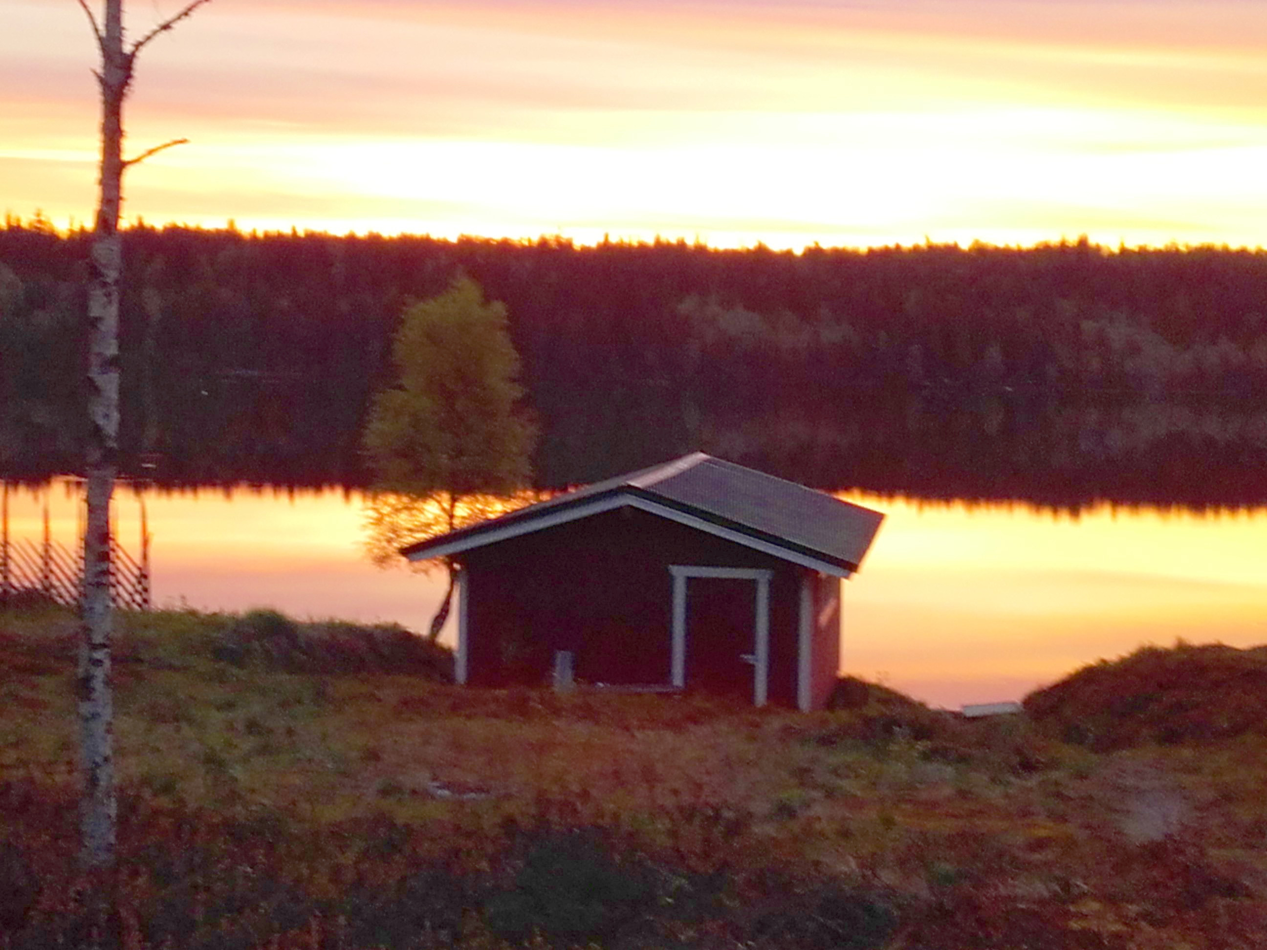Pyhäjärveä ja yötaivasta