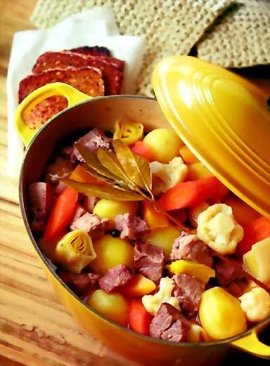 Kaalia ja jauhelihaa. Meheväksi hautunut, raikkaasti mintulta ja siirapilta maistuva jauheliha-kaalipata valloittaa.