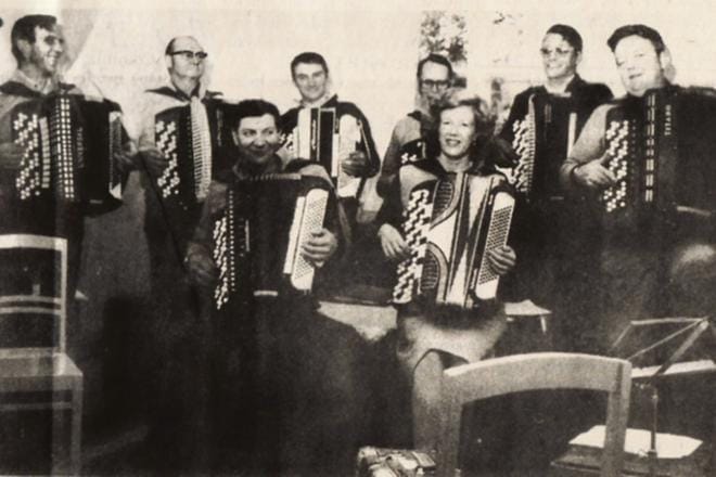 Kuka tunnistaa, ketkä tässä harjoittelevat Jurvan kulttuuriviikon päätöskonserttia varten? Jurvan Harmonikkakerhosta on julkaistu kuva Jurvan Sanomissa 9.9.1981, mutta kuvateksti siitä on jäänyt puuttumaan.