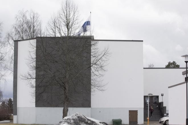 Vaalipäivänä Alajärvellä on kolme äänestyspaikkaa: kaupungintalo, Paavolan koulu ja Lehtimäen palvelupiste. Kaupungintalolle kiirehti väkeä tasaiseen tahtiin. Kuva: Johanna Heikkilä
