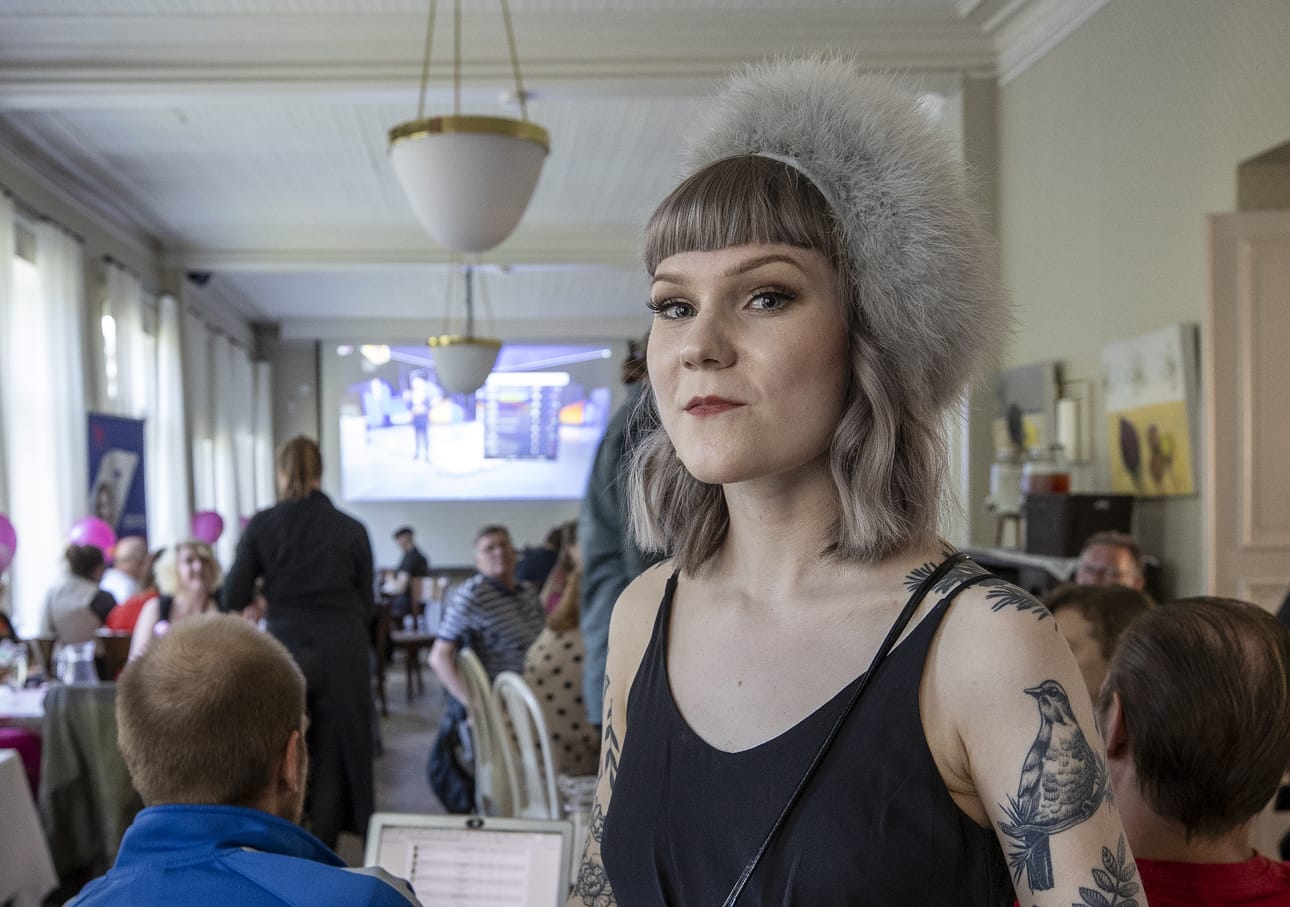 Oulun Vasemmistoliitto valitsi Jessi Jokelaisen (kuvassa) ja Mikko Raudaskosken kaupunginhallitukseen. Kuva kuntavaalien valvojaisista kesäkuulta.