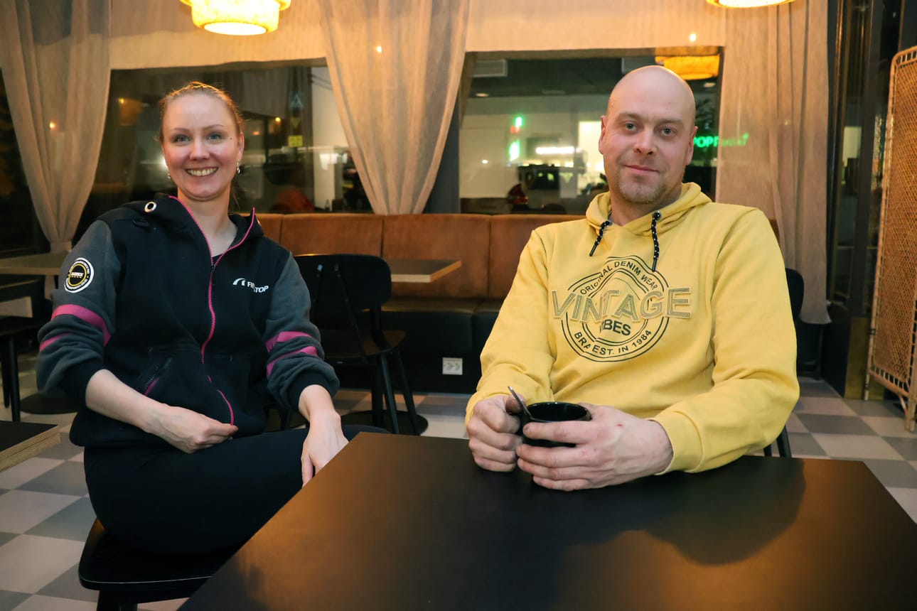Päivisin Sanna ja Jukka Norjamäki palvelevat autohuollon asiakkaita, iltaisin ja viikonloppuisin heitä näkee kahvilassa.