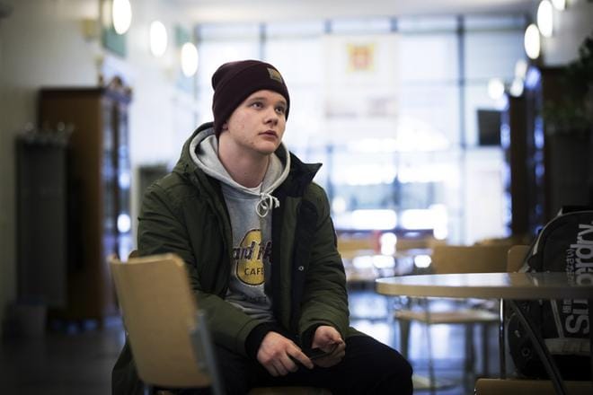 Abiturientti Jesper Setälä, 18, yritti ymmärtää ääriurheilijoita äidinkielen esseessään. Hän oli tyytyväinen suoritukseensa. KUVA: JARNO PELLINEN
