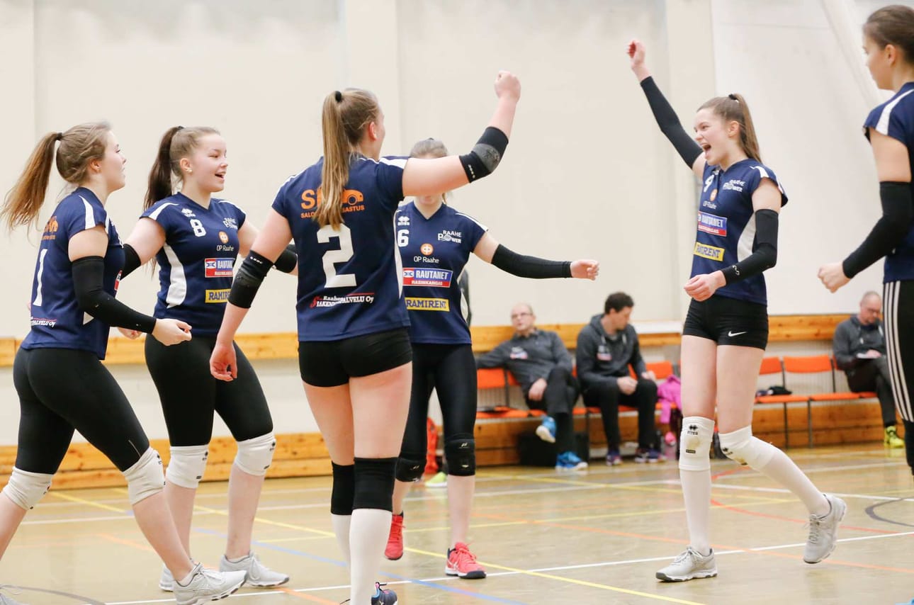 Raahe Powerin B-tytöt pääsivät juhlimaan kotisalissaan, kun SM-sarjan neljän parhaan turnauksen voitto jäi Raaheen.