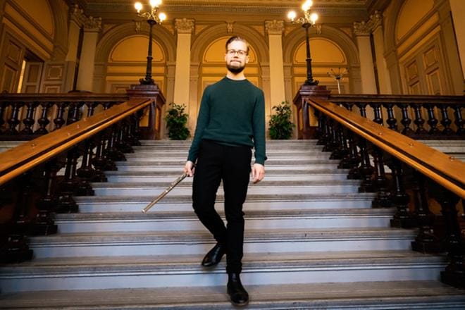 Huilisti Matti Laine iloitsee solistiroolistaan Jorma Panula kapellimestari -kilpailussa keskiviikkona. – Solistiosuuksia ei puhaltimilla kovin usein ole. KUVAT: SAMPPA TOIVONEN