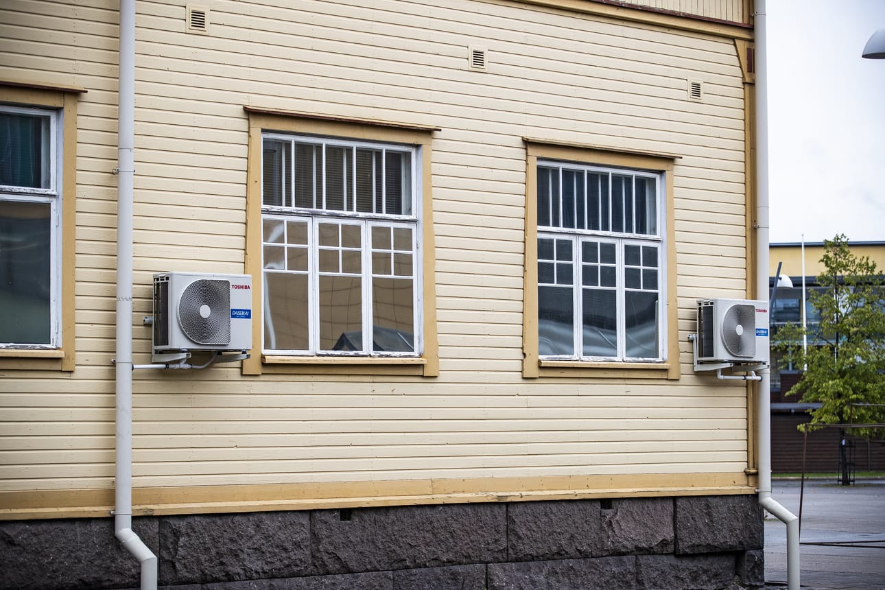 Urheilutalo Raahelan Laivurinkadun puoleiselle ulkoseinälle asennettiin noin vuosi ilmalämpöpumppuja.