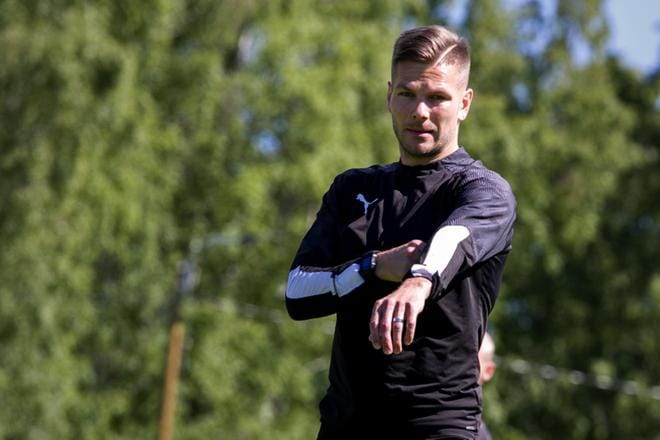 VPS-kapteeni Sebastian Strandvall harmittelee, ettei hän tai joukkue ole pystyneet pelaamaan riittävän hyvin. ARKISTOKUVA: PAULA KASKIMAA