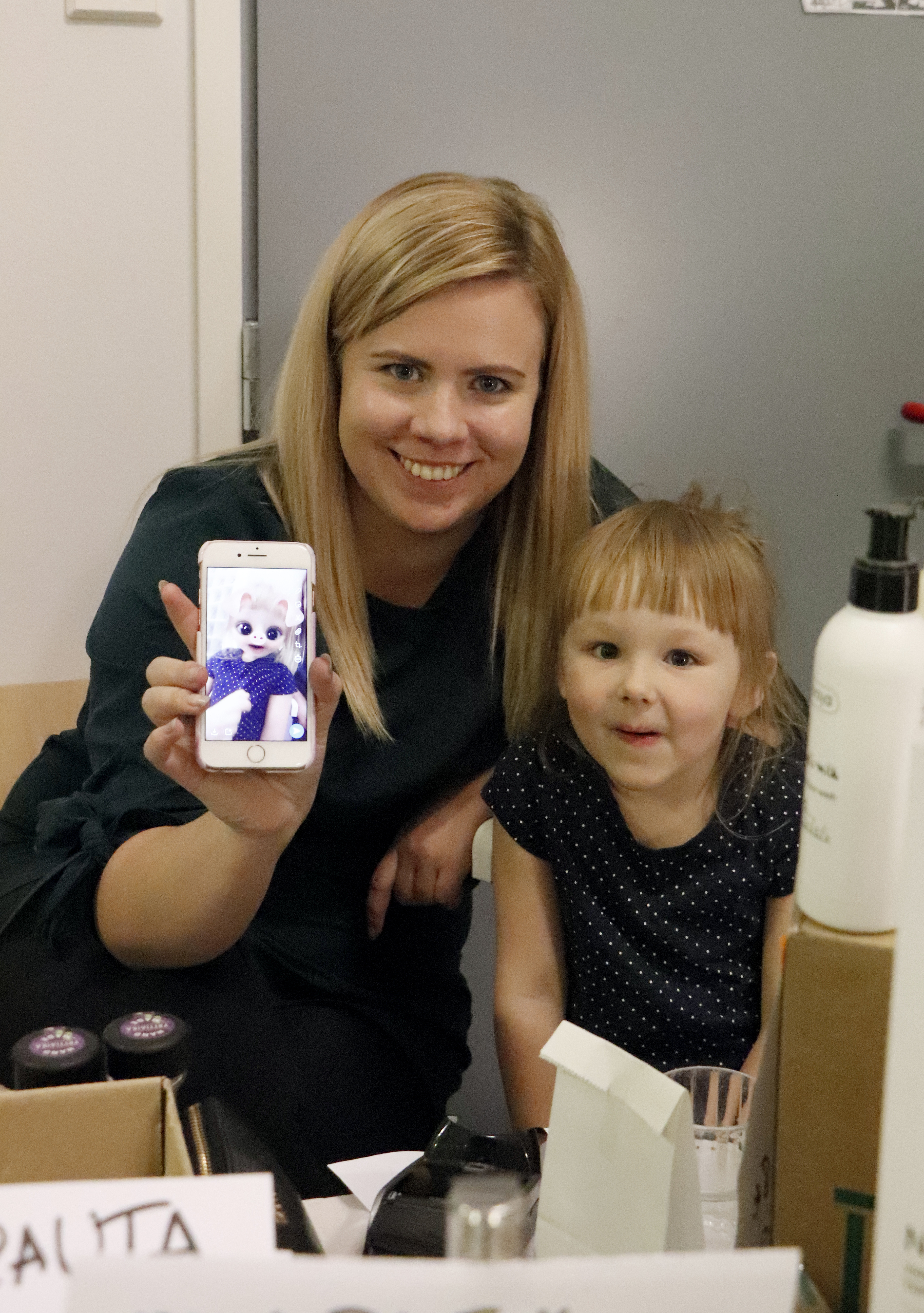 <p>Eeva Takkinen ja Lilian Hyvärinen huvittivat myyntityön keskellä itseään kuvasovelluksen avulla.</p>