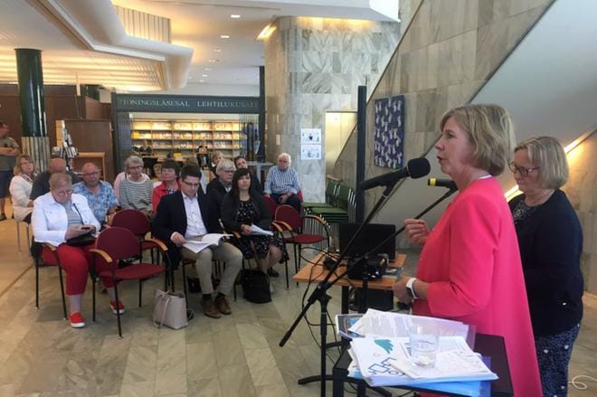 Oikeusministeri Anna-Maja Henriksson (r.) esitteli hallitusohjelmaa Pietarsaaren kaupunginkirjastossa maanantaina 1. heinäkuuta. KUVA: Tapio Lehtinen