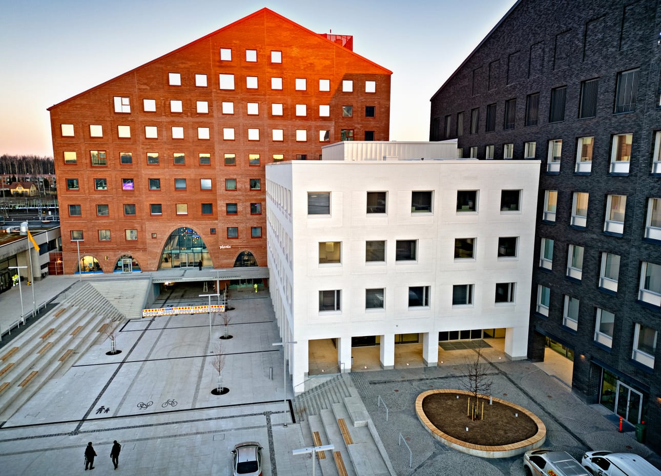Perhekeskuksen lattiaa vaihdetaan sekä kellarissa että ensimmäisessä kerroksessa. Arkistokuva.