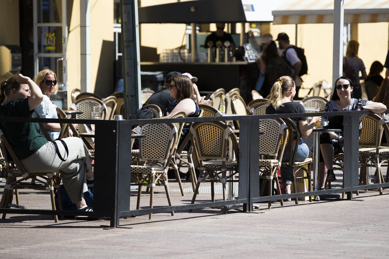 Perus- ja kiihtymisvaiheen alueilta poistuu niin kutsuttu "tanssi- ja karaokekielto", jolloin asiakkaita ei tarvitse enää ohjata sisätiloissa istumaan paikoillaan.