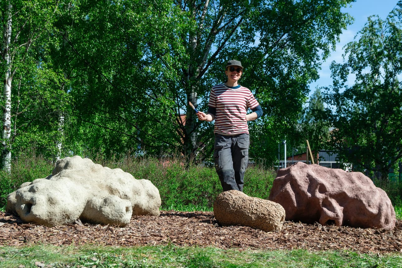 Kuvataiteilija Riikka Keränen Pesäkkö-teoksensa keskellä.