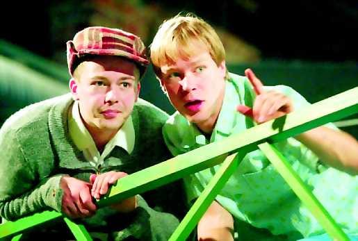 Niila (Jan-Christian Söderholm, vas) ja Matti (Johan Rönneholm). Viirus-teatterin seuraava ensi-ilta Populärmusik från Vittula, on 26. syyskuuta.