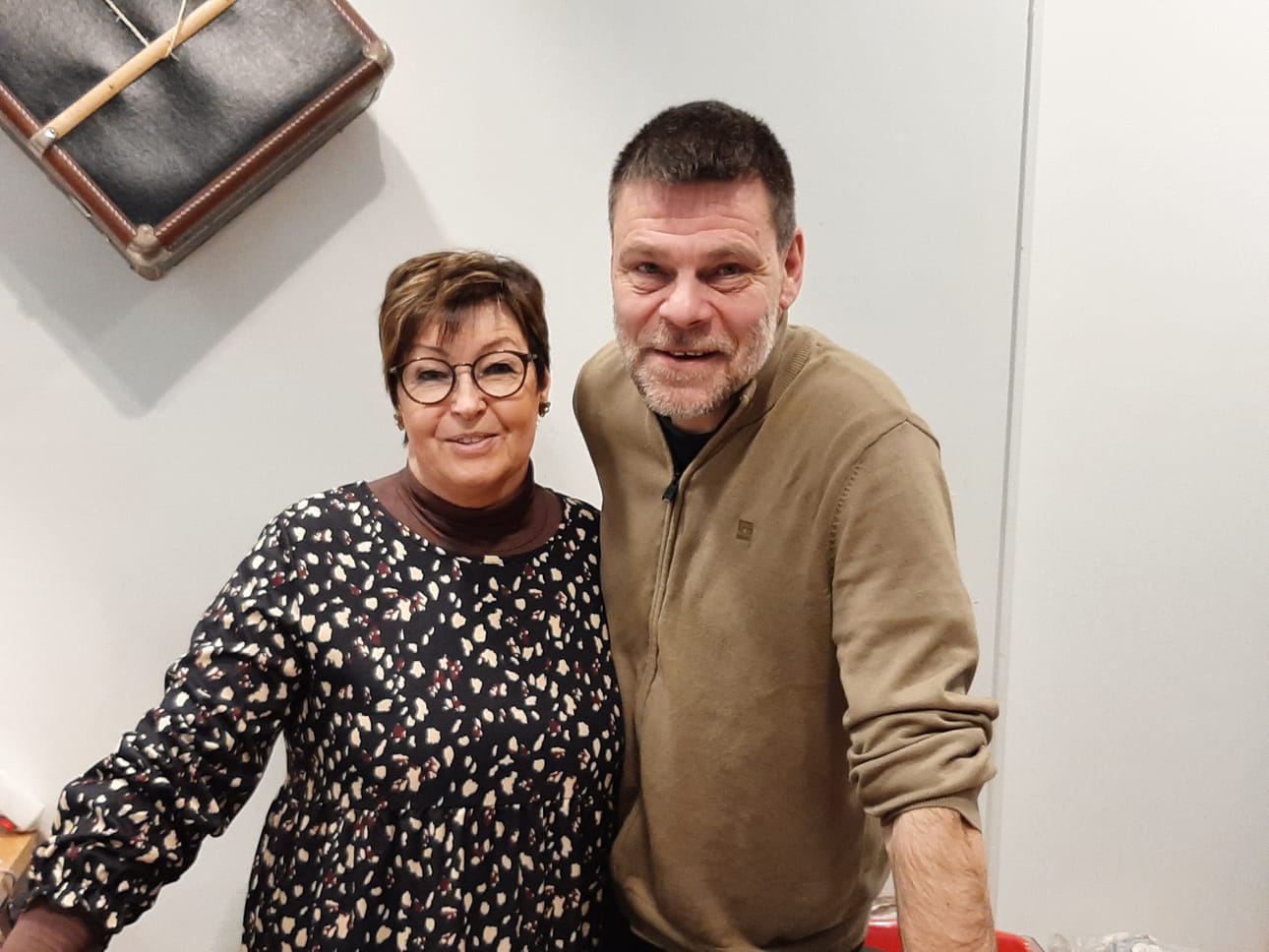 Timo Torikalla on ihan fyysisiä muistoja Eparista 1980-luvulta. –Jaoin yhdessä kaverini kanssa Eparia Kasperissa 1980-luvun alussa, muistaakseni lehti tuli tuolloin joka päivä. Kyllä siinä kunto koheni, Torikka hymähtää. Uudesta Eparista luetaan aina ensimmäisenä Risut ja ruusut -palsta sekä perheuutiset. – Myös mainoksia on lehdestä hauska seurata, että mitähän nyt tarjotaan, Marja-Leena Valli tuumaa. Kiitoksia saa lisäksi Eparin ristikko. – Se tietää minulle aina paperitöitä, Torikka sanoo.