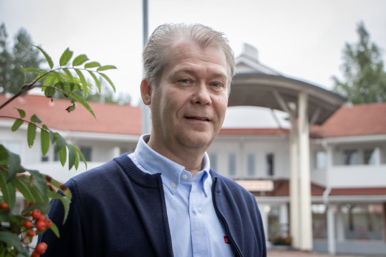 Kunnanjohtajan kyläkierrokset ovat perinteinen tapa tavata kuntalaisia ja kuunnella heidän huoliaan, mutta Samuli Yrjänän työhuoneen ovet ovat avoinna kuntalaisille muulloinkin.