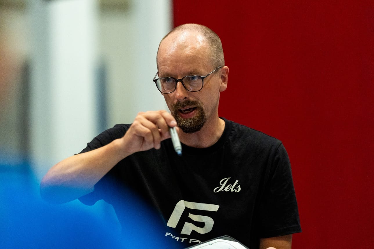 Salibandyn parissa pitkän uran tehnyt Petri Turunen tuo Kloten-Dietlikon Jetsin naisten joukkueeseen Oulun seudulla jalostuneita valmennusoppeja.