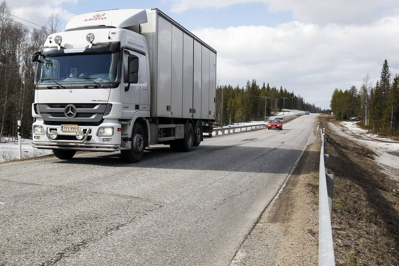 Kuorma-autonkuljettajalle suuria monttuja haasteellisempia voivat olla roudan aiheuttamat heitot tiessä. Auto heiluu ja keinuu heitoissa ja käyttäytyy eri tavalla kuljettajan käsissä.