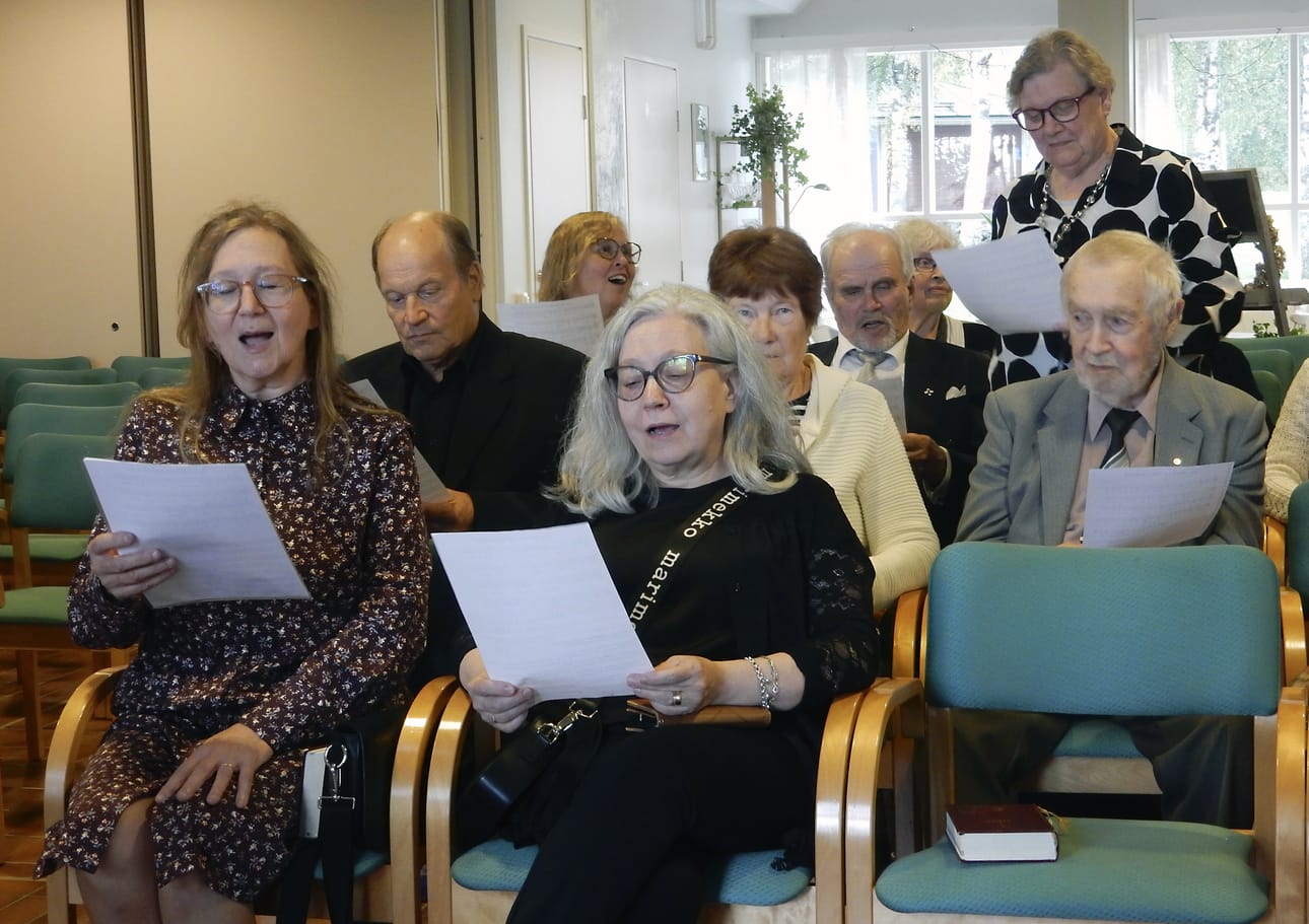 Merijärvellä diakoniatyöntekijänä toimiva Ruut Hirvilammi (vas.) ideoi tänä vuonna 70, 75 ja 80 vuotta täyttäville merijärvisille yhteiset syntymäpäiväjuhlat. Päivänsankareille kohdennetussa laulussa juhlijoista nousivat seisomaan aina he, joiden syntymäkuukausi mainittiin laulunsanoissa.
