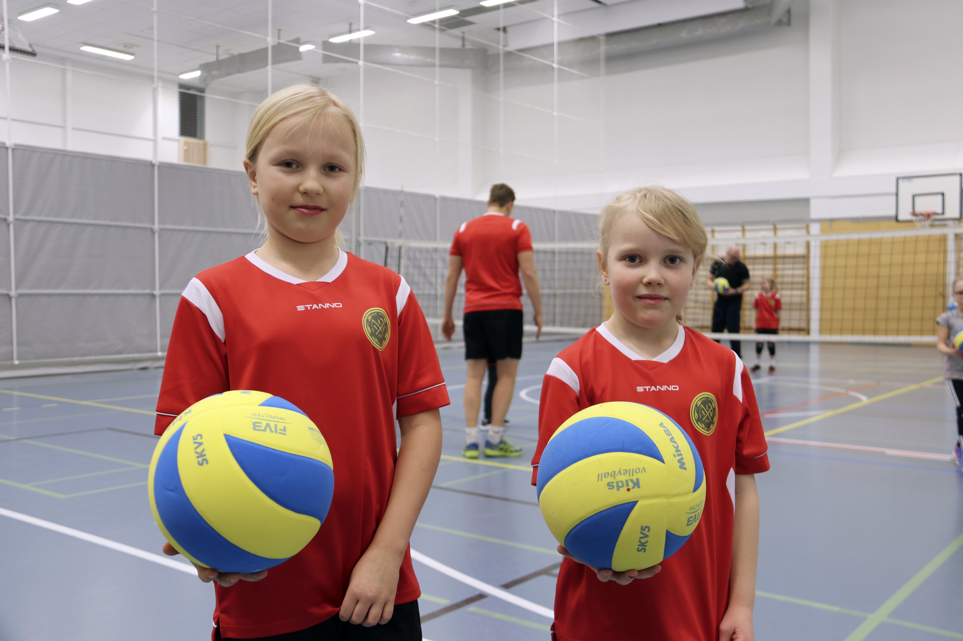 Johanna (vasemmalla) ja Iita kertovat löytäneensä lentopallokerhon kautta mieluisan lajin ja uusia kavereita.