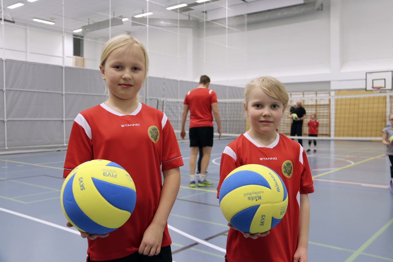 Johanna (vasemmalla) ja Iita kertovat löytäneensä lentopallokerhon kautta mieluisan lajin ja uusia kavereita.
