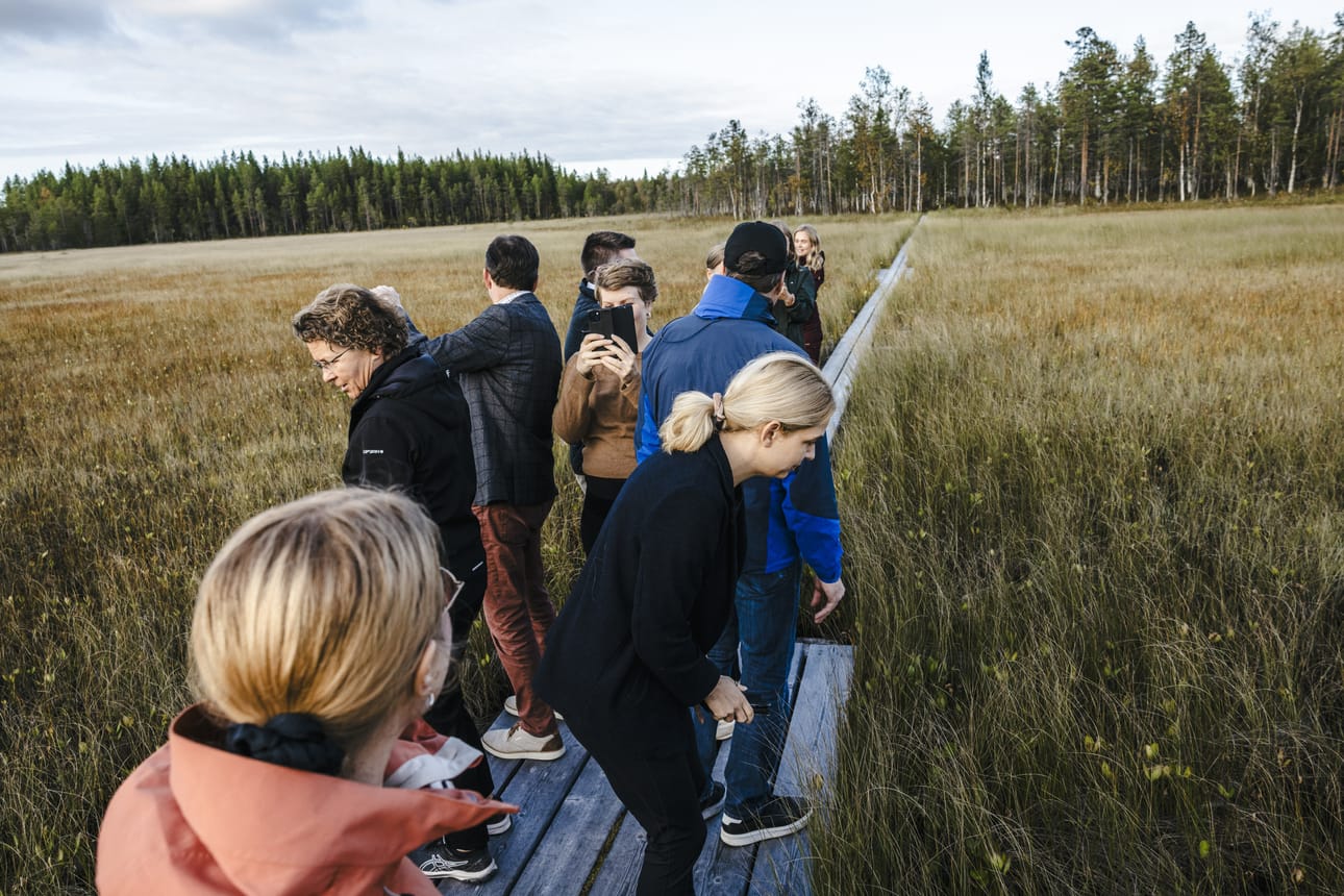 Sakatin kaivoksella on paljon ympäristövaikutuksia, mutta samalla hanke nähdään yhteiskunnallisesti tärkeänä. Eduskunnan ympäristövaliokunta vieraili Sodankylän Viiankiaavalla syyskuussa 2024.