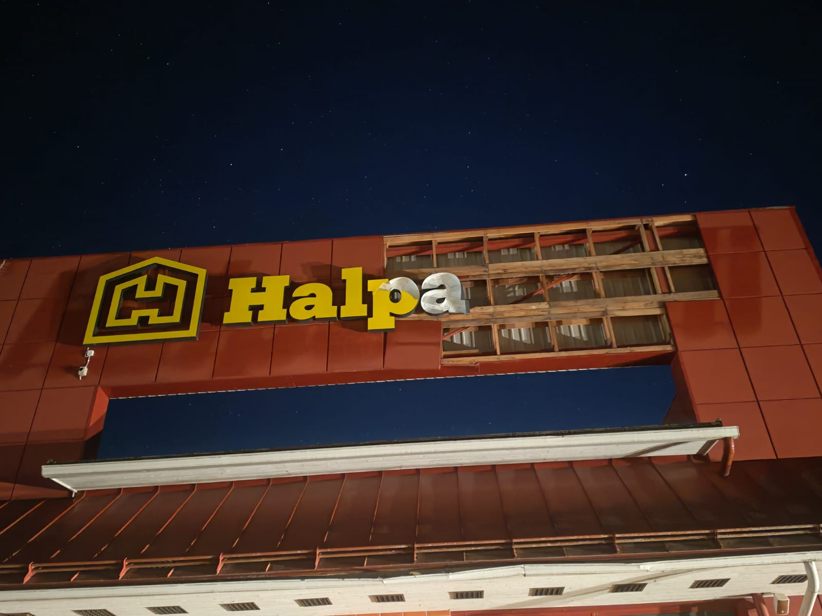 Hannes-myrsky lennätteli HalpaHallin seinärakenteita Kauhavalla – Myymälä tyhjennettiin asiakkaista
