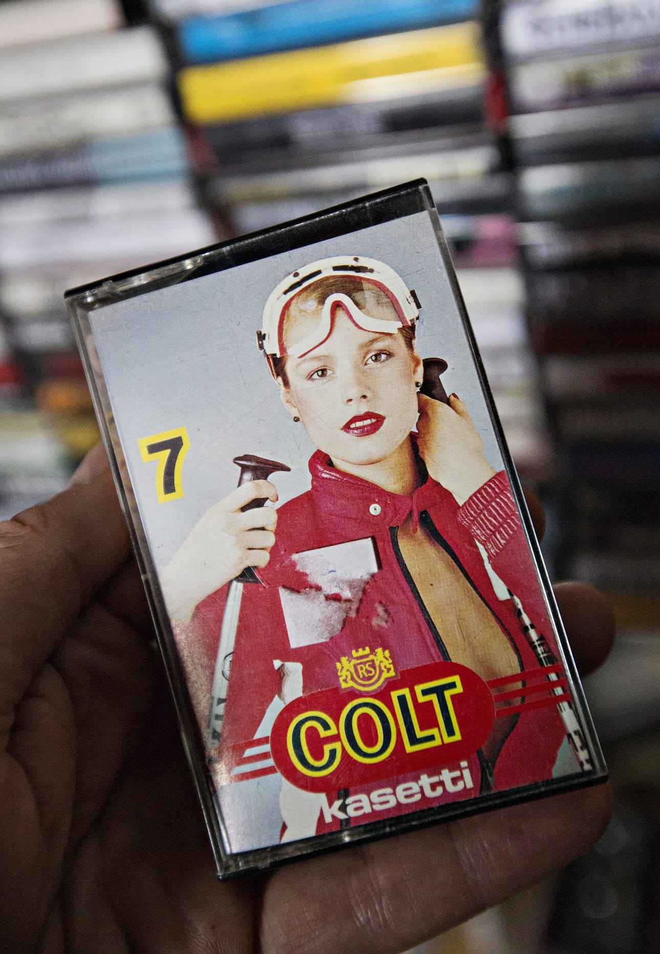 C-kasetteja julkaistaan yhä varsinkin punk- ja rap-piireissä. Lauri Manner on C-kasettiharrastaja.C-kasetteja julkaistaan yhä varsinkin punk- ja rap-piireissä. Lauri Manner on C-kasettiharrastaja.