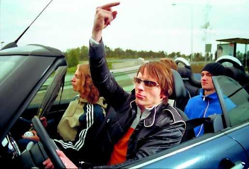 Pahoilla teillä. Kimi (Reino Nordin, edessä oik.) johtaa jenginsä rikoksen poluille.