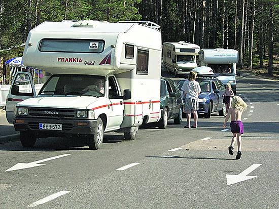 Omille teilleen. Matkailuautoilijoille perustettu uusi yhdistys AutoCaravan Finland pyrkii hankkimaan riveihinsä matkailuautoilijat, jotka sen mukaan ovat olleet Suomessa ilman omaa yhdistä. Perinteisesti matkailuautoijat ovat Suomessa toimineet kuitenkin SF-Caravanin piirissä. Lisäksi uuden yhdistyksen taustalta löytyy henkilöitä, jotka ovat aikaisemmin olleet pitkään mukana SF-Caravanin toiminnassa.