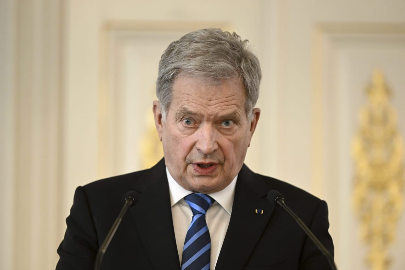 Tasavallan presidentti Sauli Niinistö kertoi tapaamisestaan eduskunnan puhemiehistön, valiokuntien puheenjohtajien ja puolueiden johdon kanssa mediatilaisuudessa Presidentinlinnassa Helsingissä torstaina 10. maaliskuuta 2022. LEHTIKUVA / ANTTI AIMO-KOIVISTO