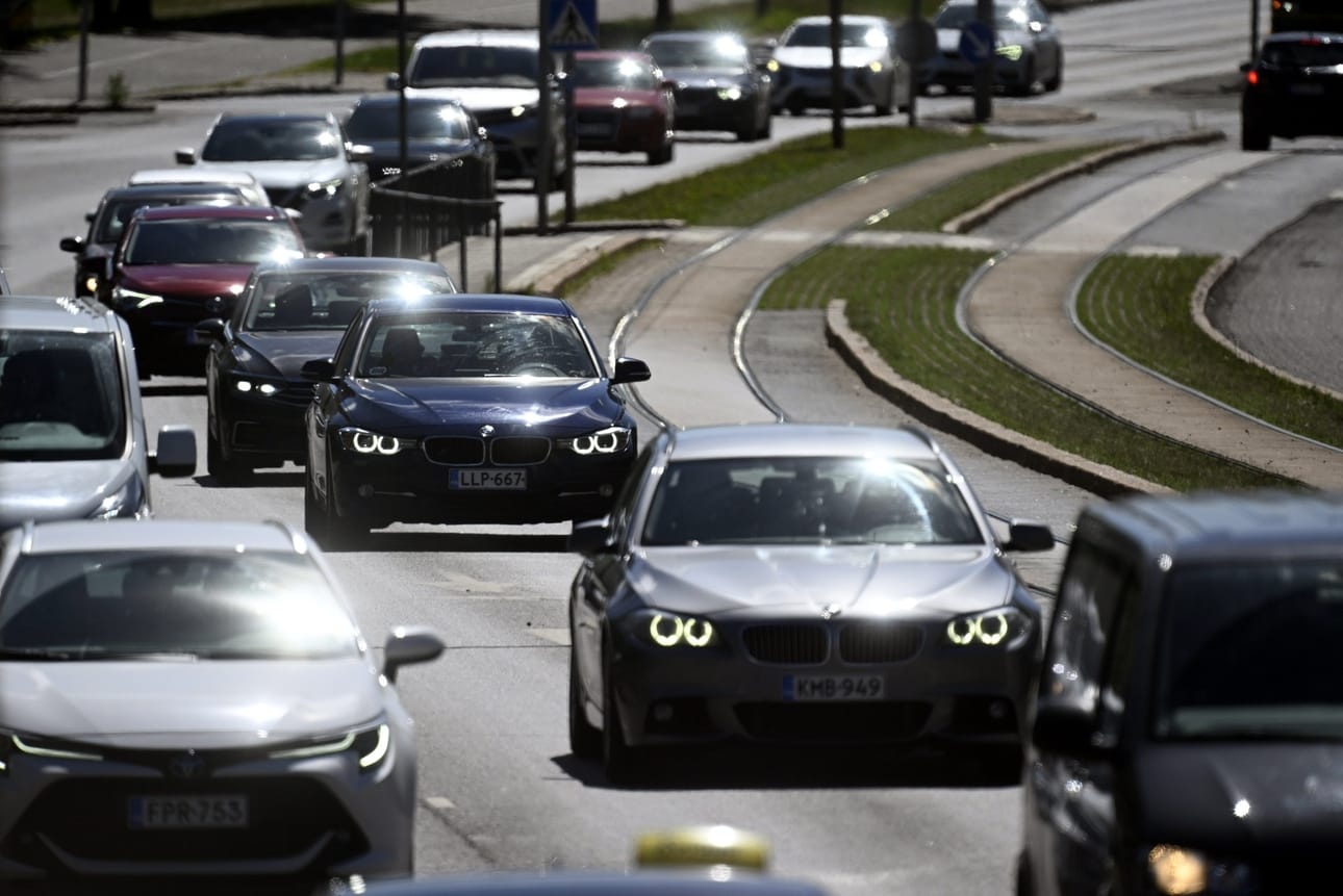 Tämän vuoden alussa liikenteessä oli noin 2,8 miljoonaa henkilöautoa. LEHTIKUVA / Vesa Moilanen