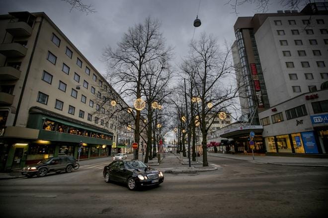 Pitkänkadun ja Asemakadun välinen osa Hovioikeudenpuistikkoa on tarkoitus muuttaa osaksi kävelykeskustaa. Kuvan näkymä Hovioikeudenpuistikolle on Pitkältäkadulta matkakeskukselle päin. KUVA: JAAKKO ELENIUS