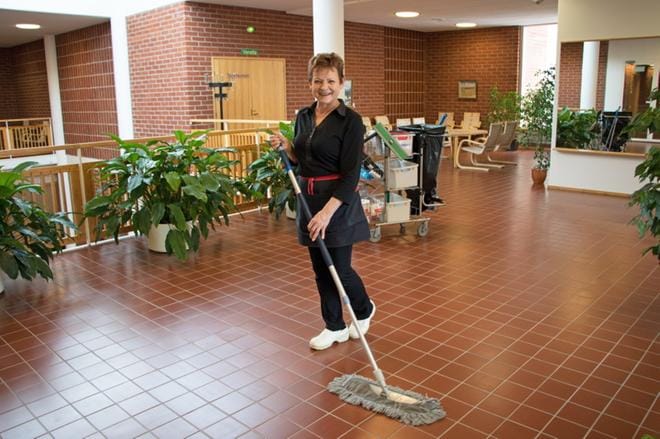 Sirpa Martiskainen viihtyy tilahuoltajana työssään Kauhajoen kaupungilla. Kuva: Aune Waronen