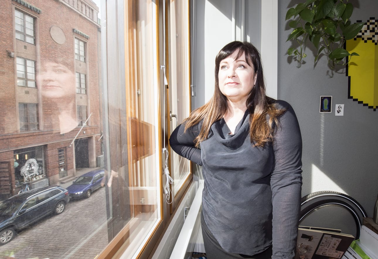 Työn murrosta tutkineen Marjaana Toimisen mukaan uudelleenkouluttautuminen on ainut keino pysyä työssä kiinni.