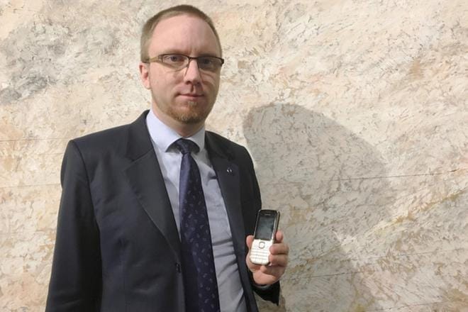 Sinisten Simon Elo on käynyt kansanedustajakaudellaan neljästi Venäjällä valiokuntamatkalla ja kerran parlamenttien välisten liiton IPU:n kokouksessa Bangladeshissa. Joka kerralla mukana oli älylaitteen korvaava puhelin. KUVA: Tommi Sipilä
