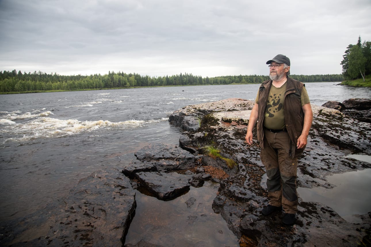 Juha Pieskä on huomannut vesien tummenemisen, vaikka asuukin juuri jokien yhtymäkohdassa, jossa Tornionjoen puhtaampi vesi helpottaa tilannetta.