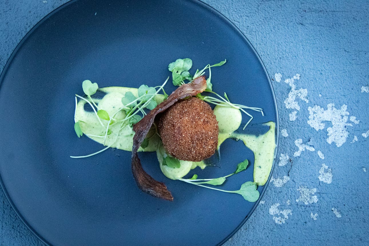 Kun kalakukko lentää maailmalle, se voi näyttää vaikka tältä. Savumuikuista ja riisistä pyöräytetty pallo saa rukiisen kuoren. Kuva: Harri Kuittinen